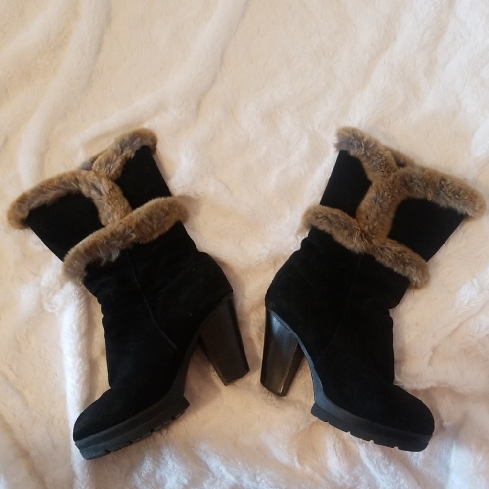 Black boots with fluffy decorations